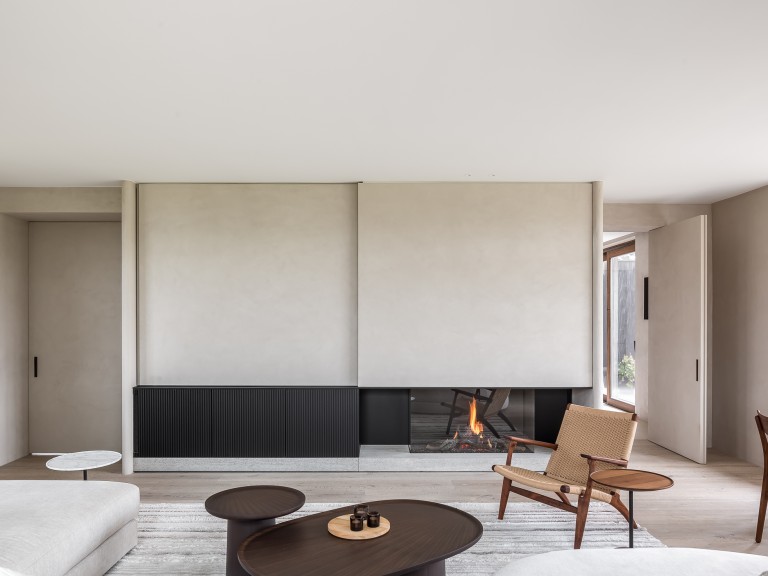 Avenue Gas Closed Fireplace by Metalfire