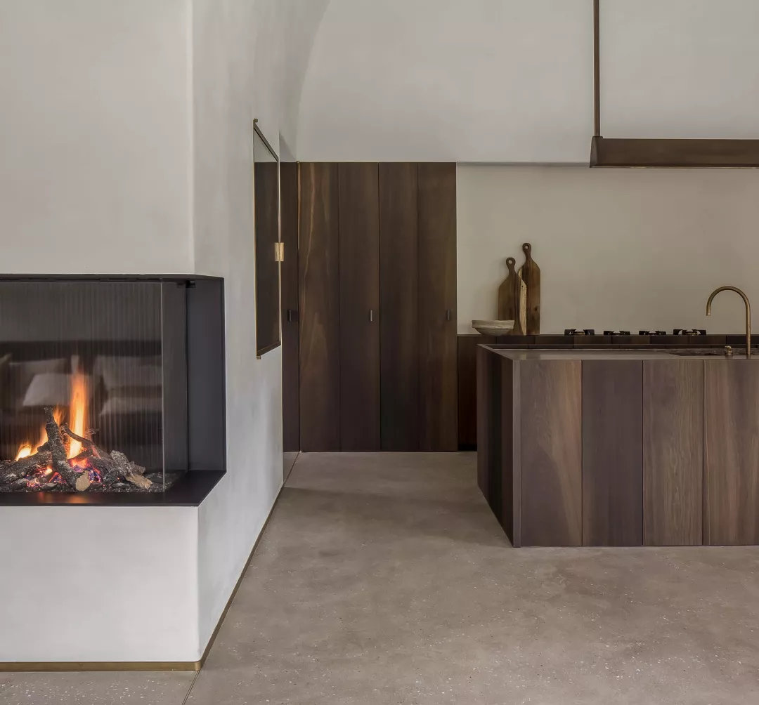 Avenue Gas Closed Fireplace by Metalfire